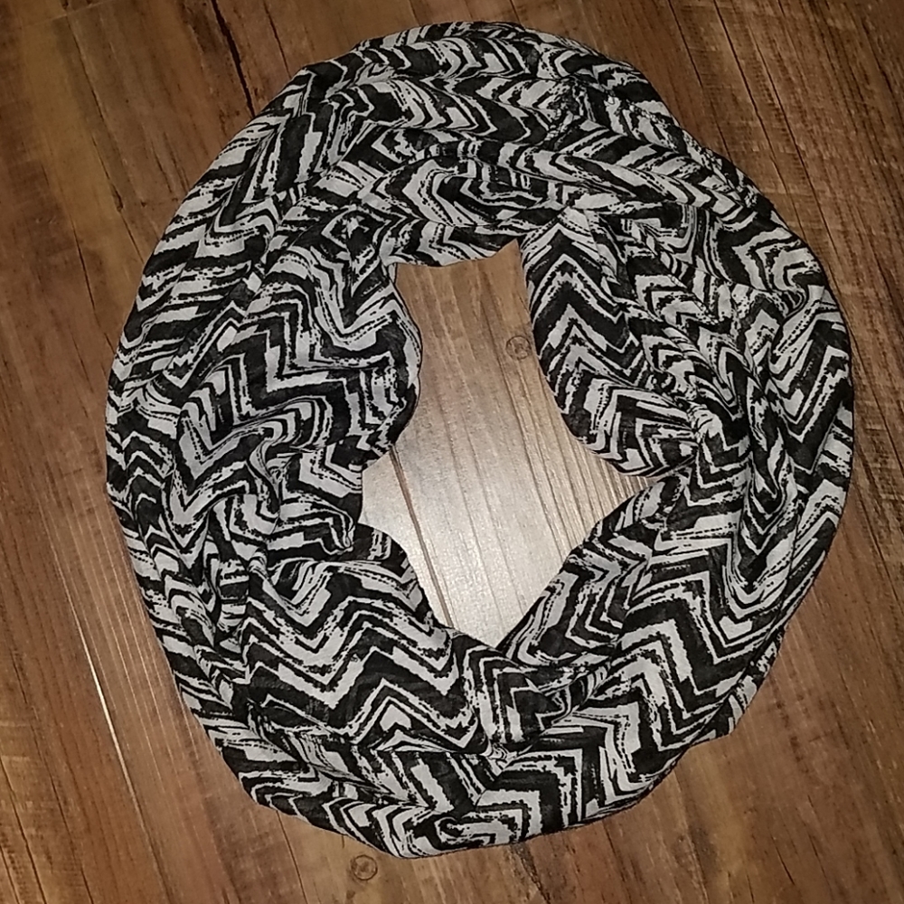 NWOT black and white scarf